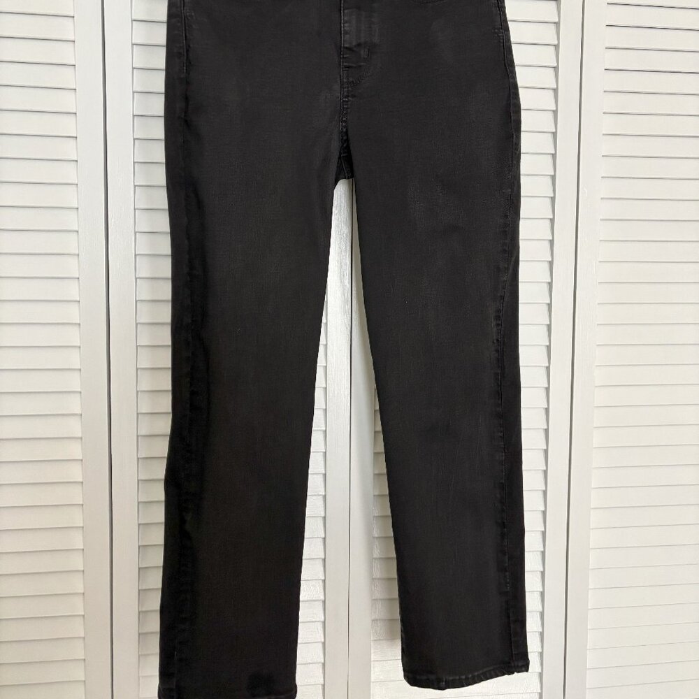 Levi's black label jean Size 4 Short classic straight, black. (Sale ends 9/1/25)